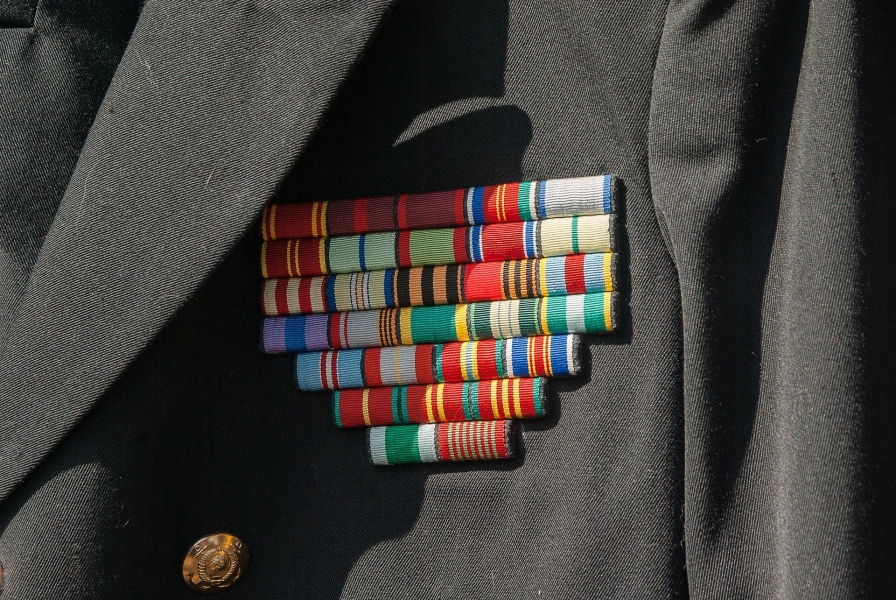 uniform-1273437_1920